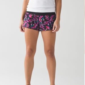 Lululemon Speed Short
Mini Midnight Bloom Black Deep Fuschia / Black